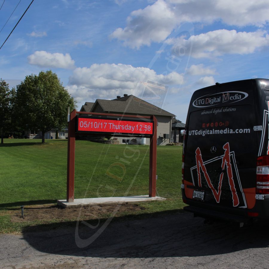 A UTG Outdoor LED Pylon sign at Club Optimis