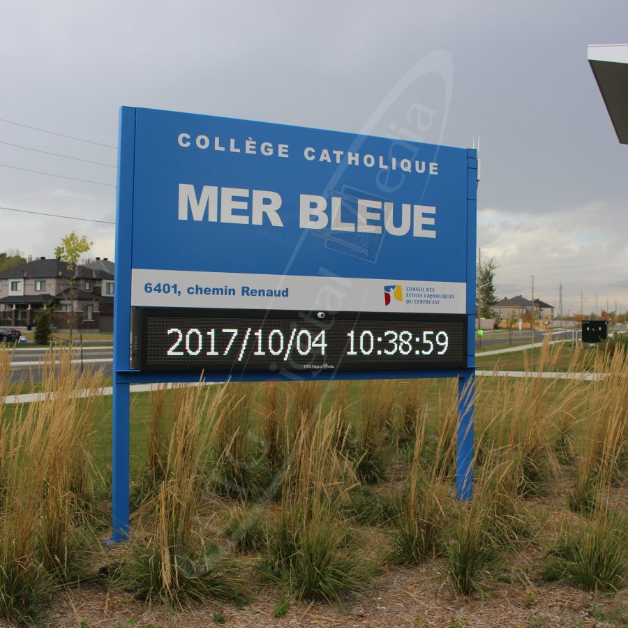 A UTG Outdoor LED Pylon sign at Ecole MerBleue