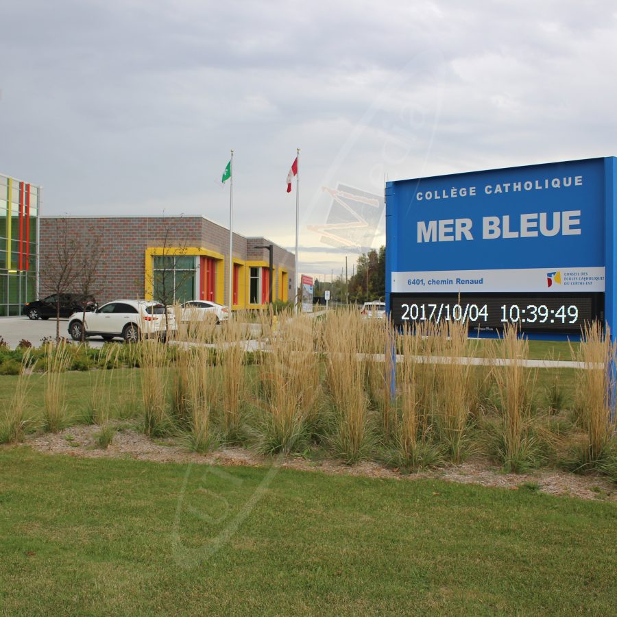 A UTG Outdoor LED Pylon sign at Ecole MerBleue