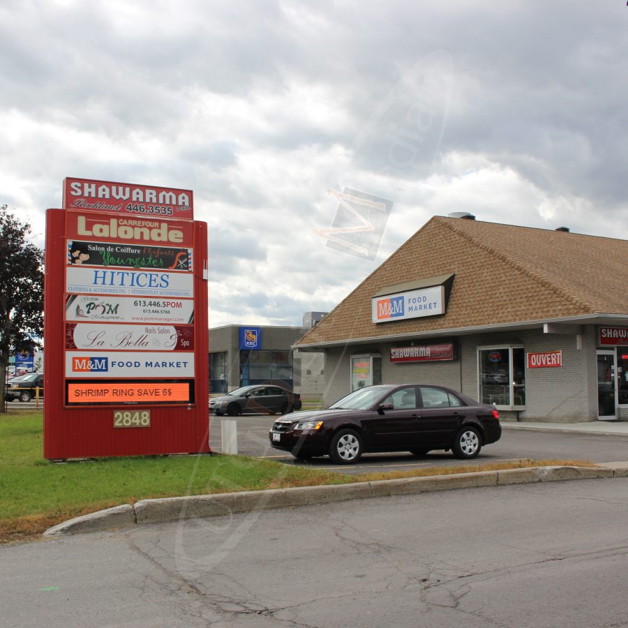 A UTG Outdoor LED Pylon sign at M&M